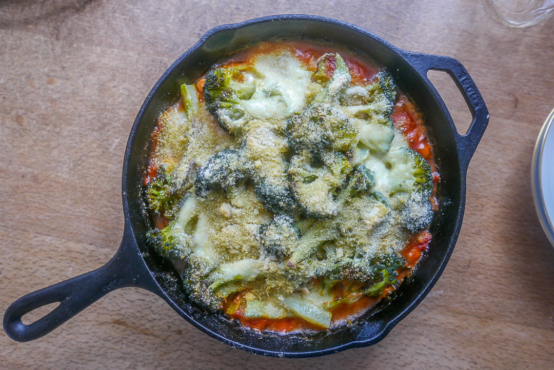 Brokkoli und Kichererbsen in Tomatensauce mit Mozzarella