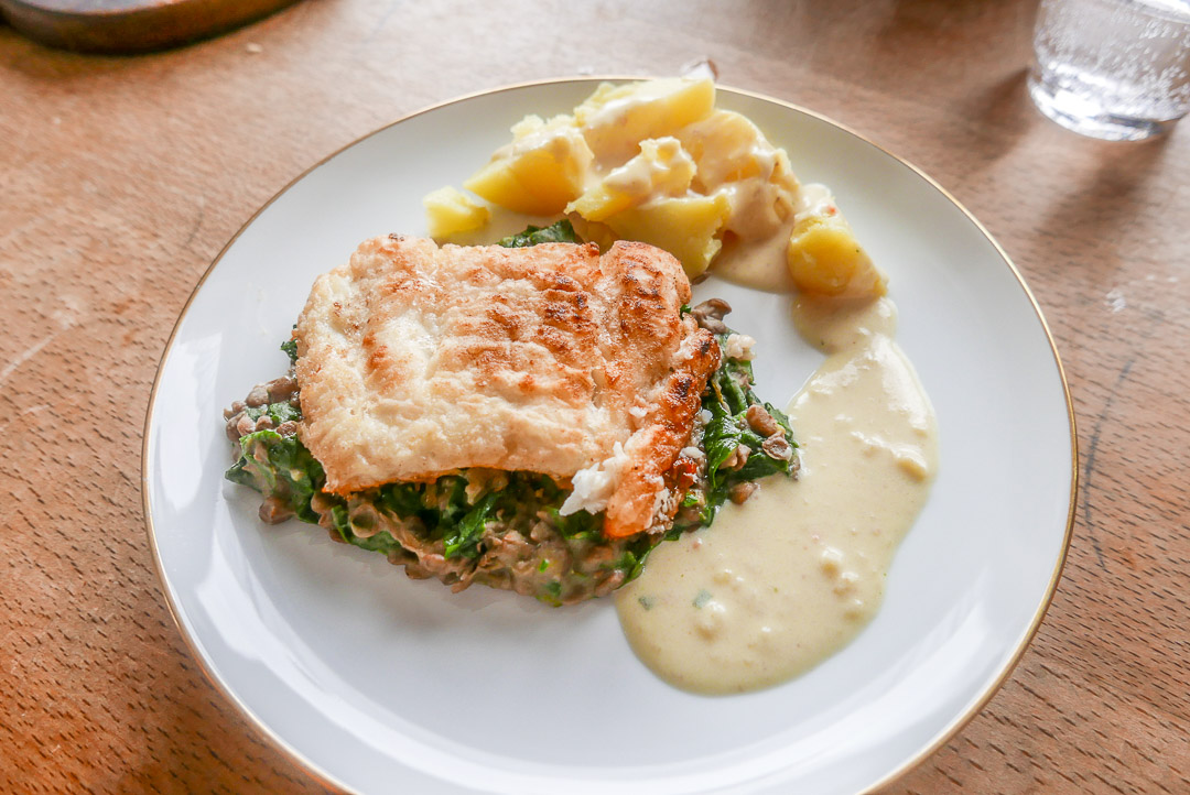 Kabeljau auf Linsen-Spinat mit Kartoffeln und Meerrettichsauce