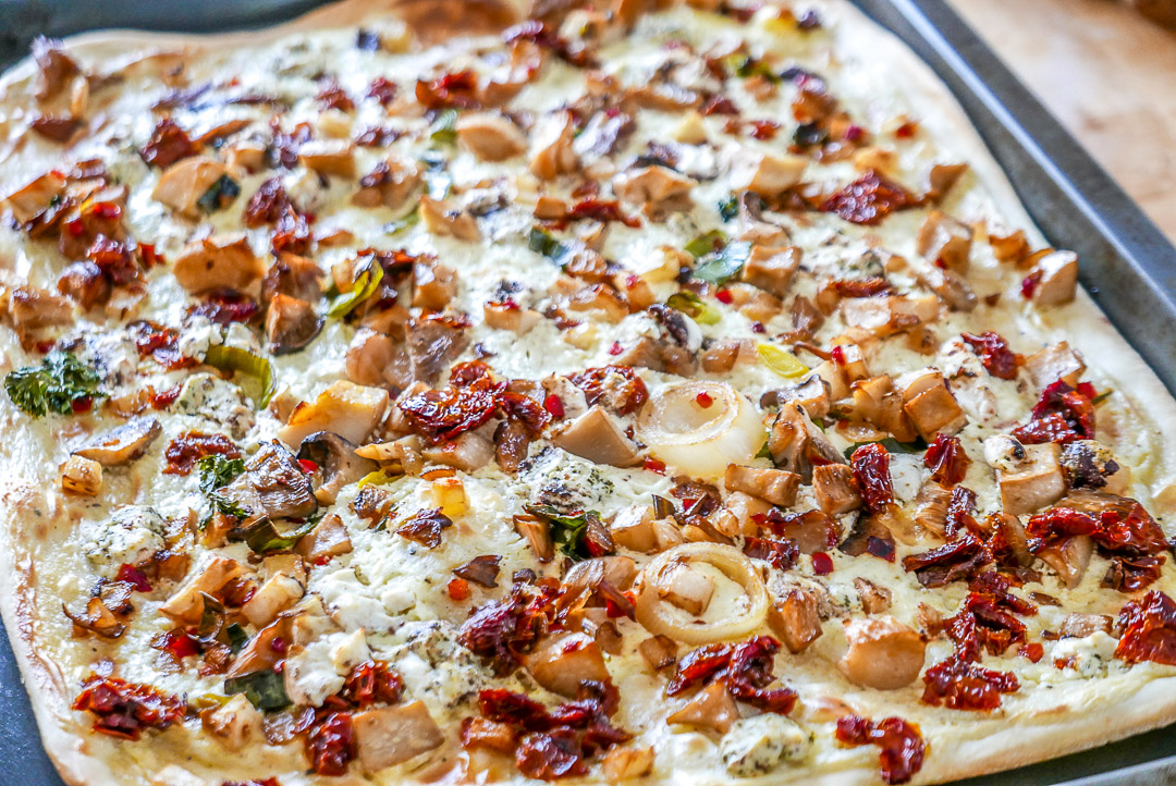 Flammkuchen mit Pilzen, getrockneten Tomaten und Ziegenkäse