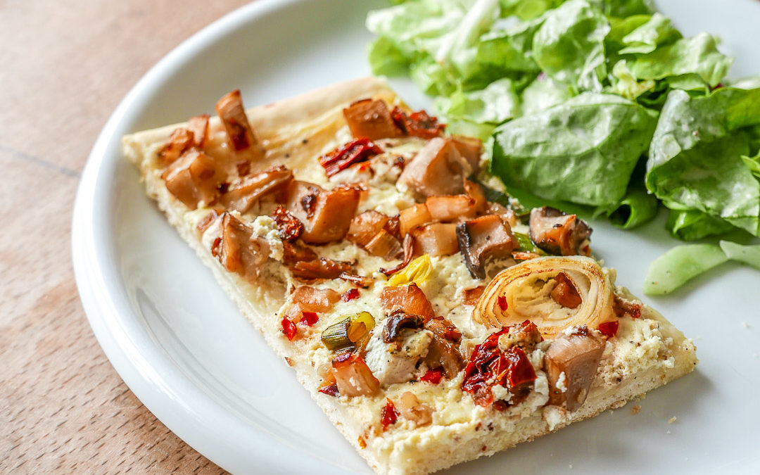 Flammkuchen mit Pilzen, getrockneten Tomaten und Ziegenkäse