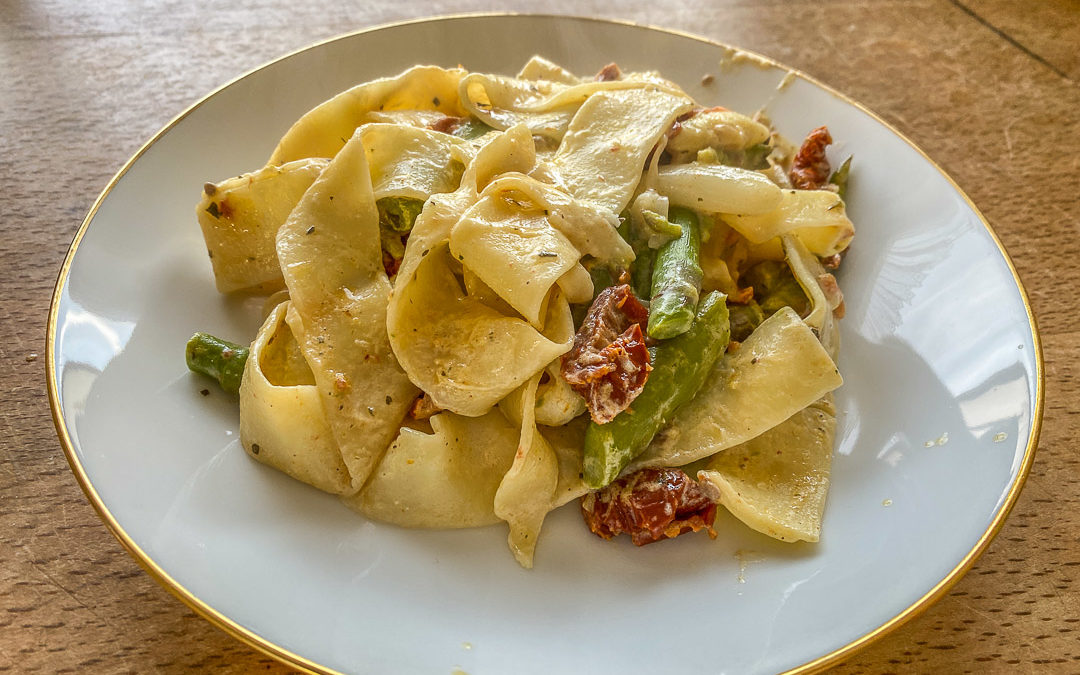 Spargel-Pasta mit getrockneten Tomaten