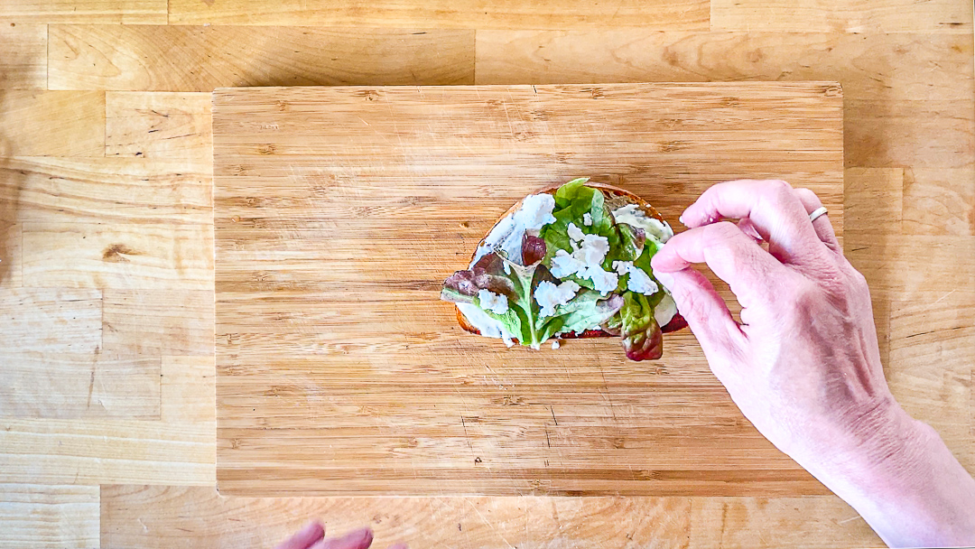 Schafskäse-Salat-Sandwich mit Salatblättern und Rucola, wahlweise auch mit Baby-Spinat als Zwischenschicht.