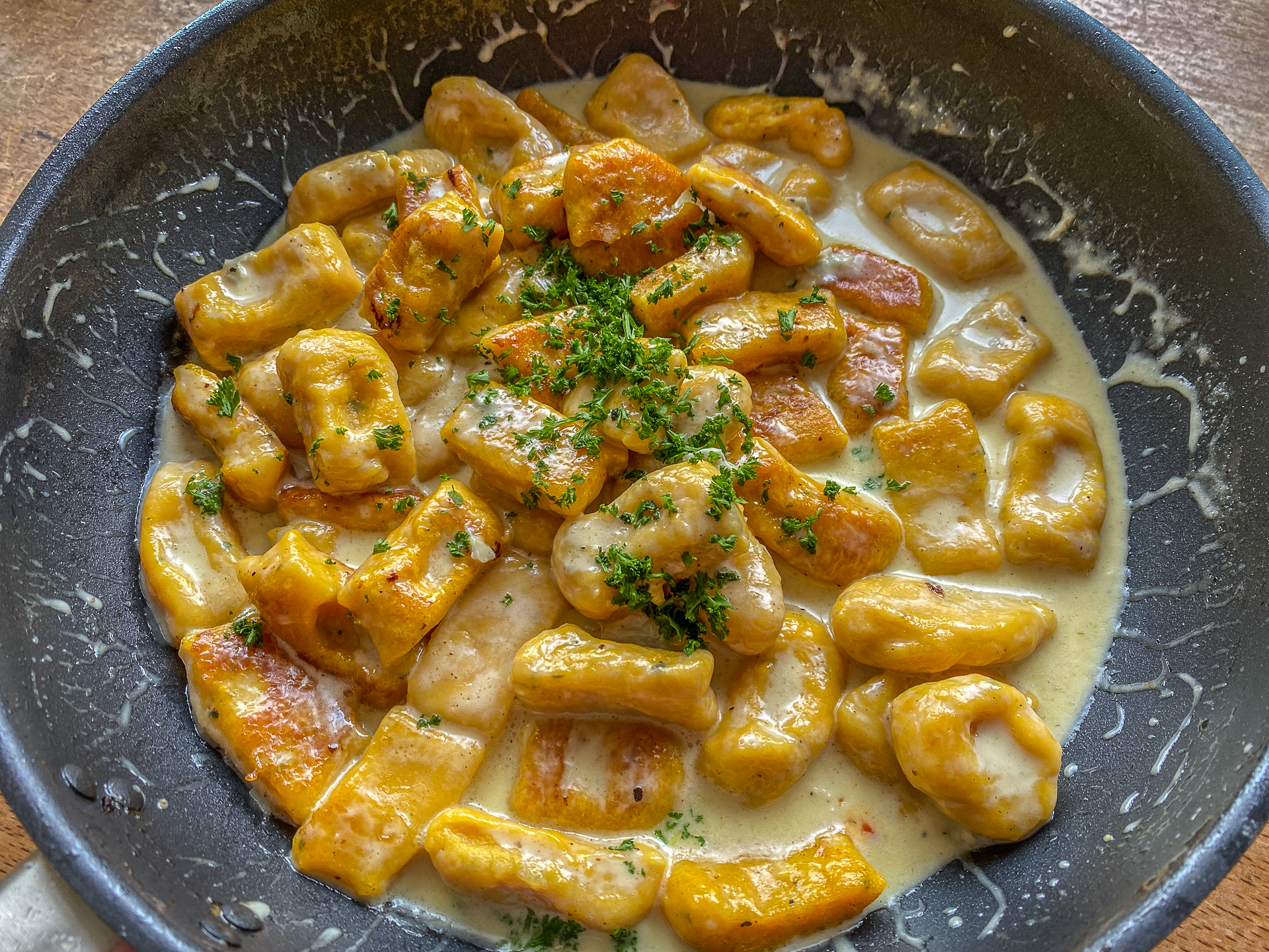 Mein Favorit: Die Gnocchi erst anbräunen und dann in der Sauce kurz ziehen lassen.