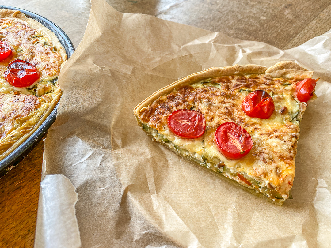 Zucchini Quiche mit Ziegenkäse, gerösteten Pinenkernen und Tomaten ...