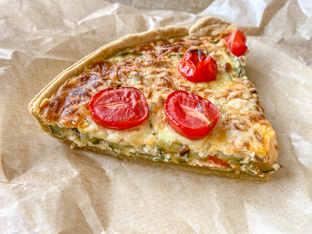 Die kleinen Tomaten kann man auch erst später auf die Quiche geben, dann werden sie nicht so braun.