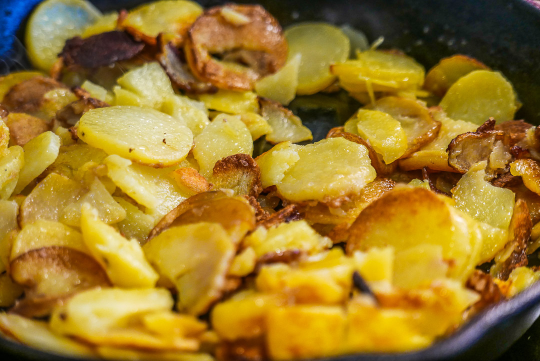 Bratkartoffeln in der Gusseisenpfanne: mein Favorit.