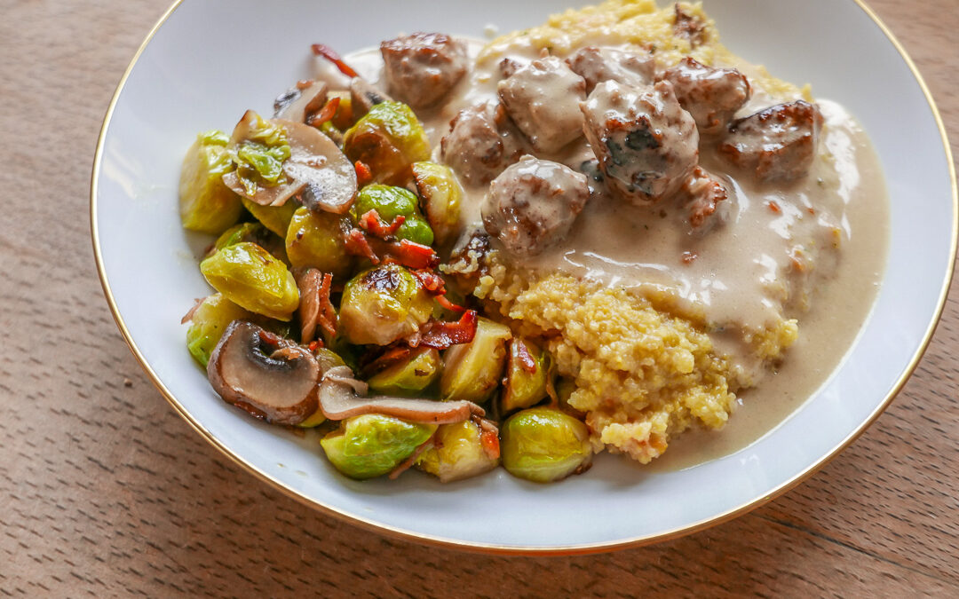 Rosenkohl mit Fleischbällchen und Polenta