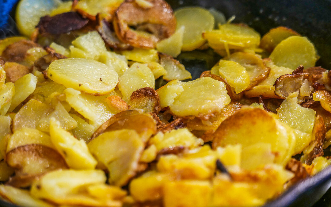 Gusseisenpfanne für die Bratkartoffeln